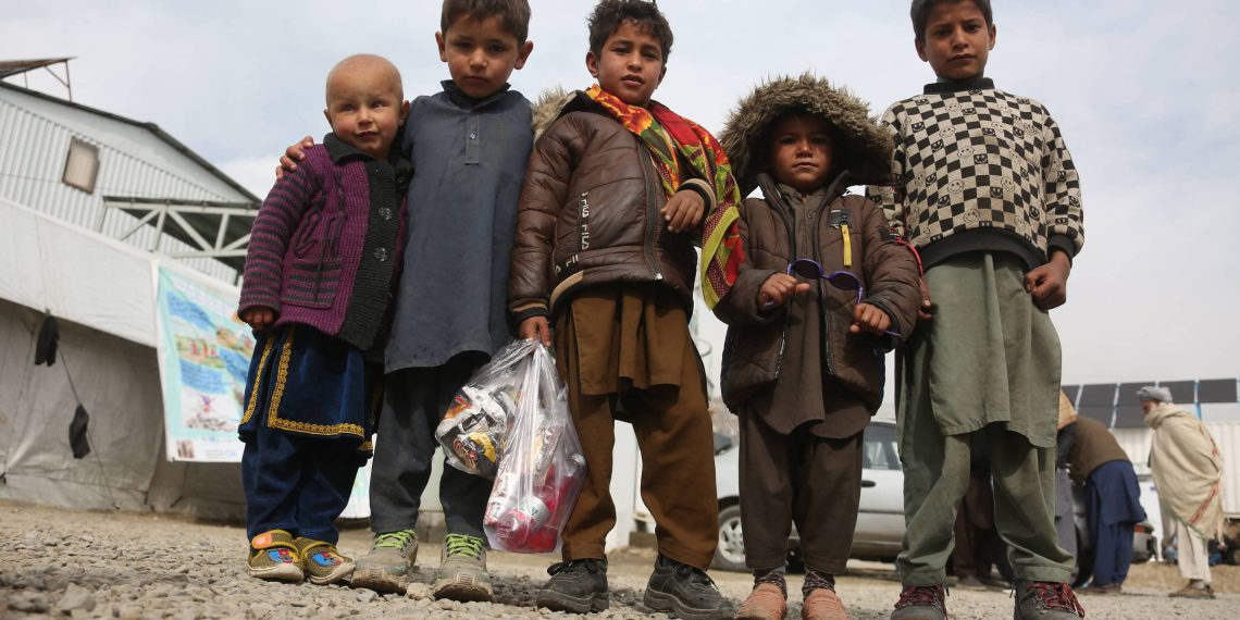 Número de refugiados e deslocados cai pela primeira vez em 10 anos, diz Acnur