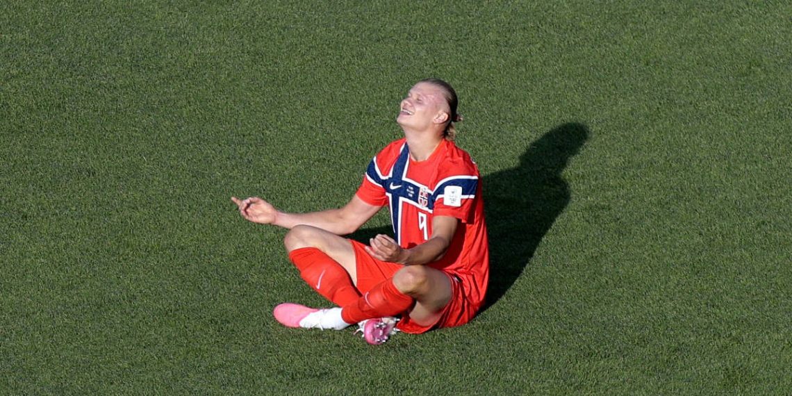 Haaland faz 2 à la Haaland em vitória da Noruega na estreia da Copa