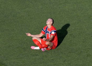 Haaland faz 2 à la Haaland em vitória da Noruega na estreia da Copa
