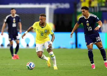 Ancelotti cede aos apelos de torcida no estádio e promove estreia de Neymar na Copa
