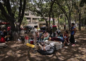Após terremotos, venezuelanos se abrigam em praças e se queixam de falta de equipamentos de resgate