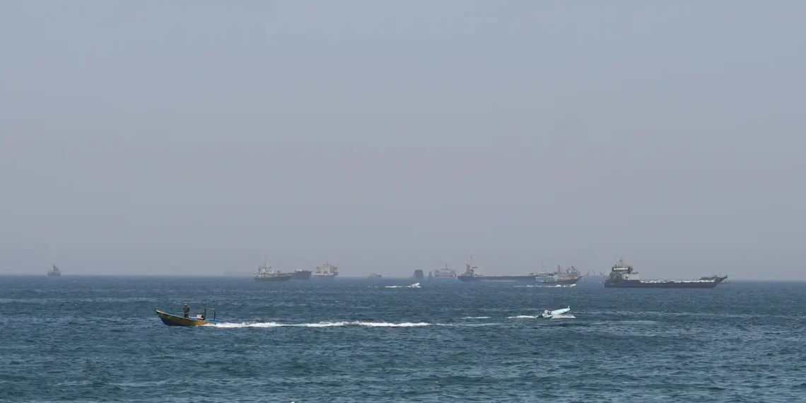 EUA lançam novos ataques contra Irã; forças iranianas fecham Ormuz