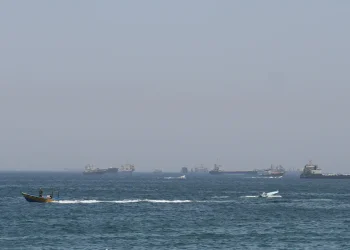 EUA lançam novos ataques contra Irã; forças iranianas fecham Ormuz