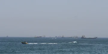 EUA lançam novos ataques contra Irã; forças iranianas fecham Ormuz