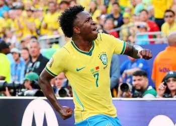 Raphinha, Vini Jr. e Douglas Santos se destacam nos números da estreia