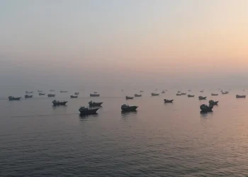Primeiros navios-tanque atravessam estreito após acordo com Irã