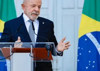 “Não se meta nas eleições no Brasil”, diz Lula a Trump