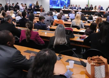 CCJ da Câmara adia análise da PEC da redução da maioridade penal
