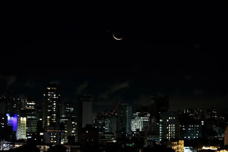 Fenômeno de planetas alinhados com a Lua pode ser observado a olho nu