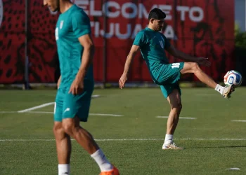 Em carta deixada em vestiário, seleção iraniana pede paz entre nações
