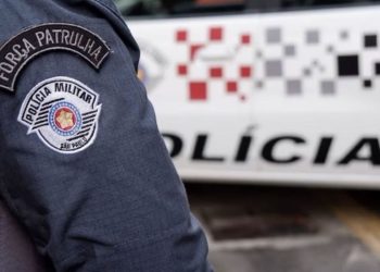 Bomba de gás disparada pela PM afeta crianças de escola em SP