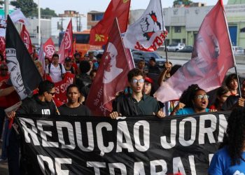 Ato no Rio abre dia nacional para pressionar Senado pelo fim da 6×1