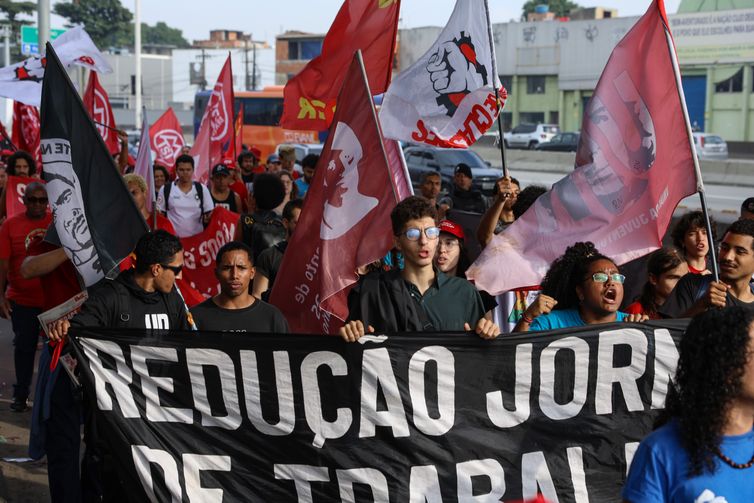 Ato no Rio abre dia nacional para pressionar Senado pelo fim da 6×1
