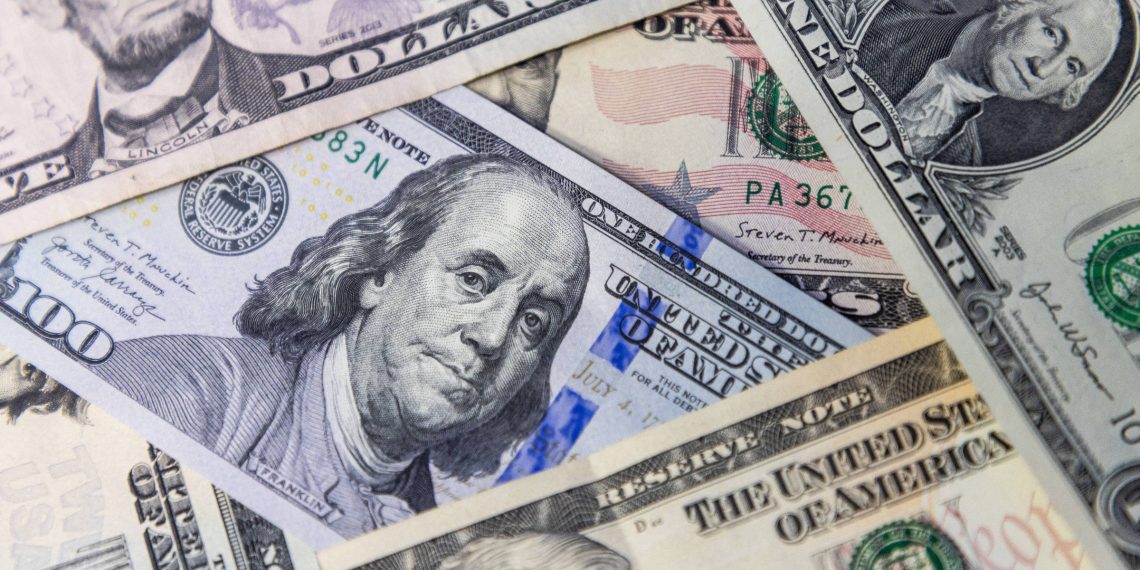 Dólar abre em leve alta nesta quinta com repercussão de taxa de 25% dos EUA sobre Brasil