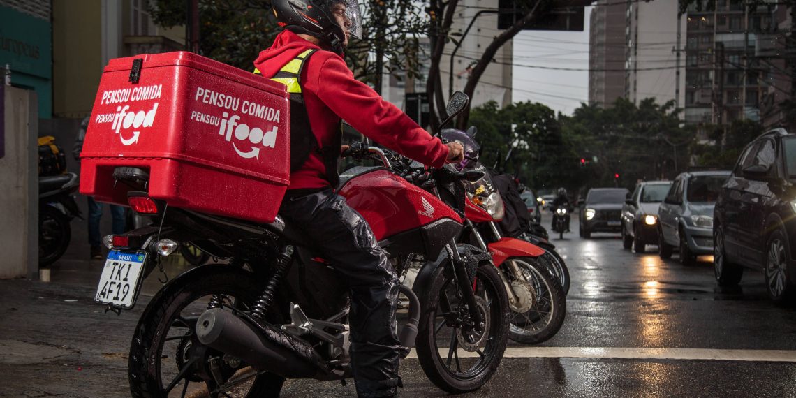 Justiça obriga o INSS a atender entregadores acidentados