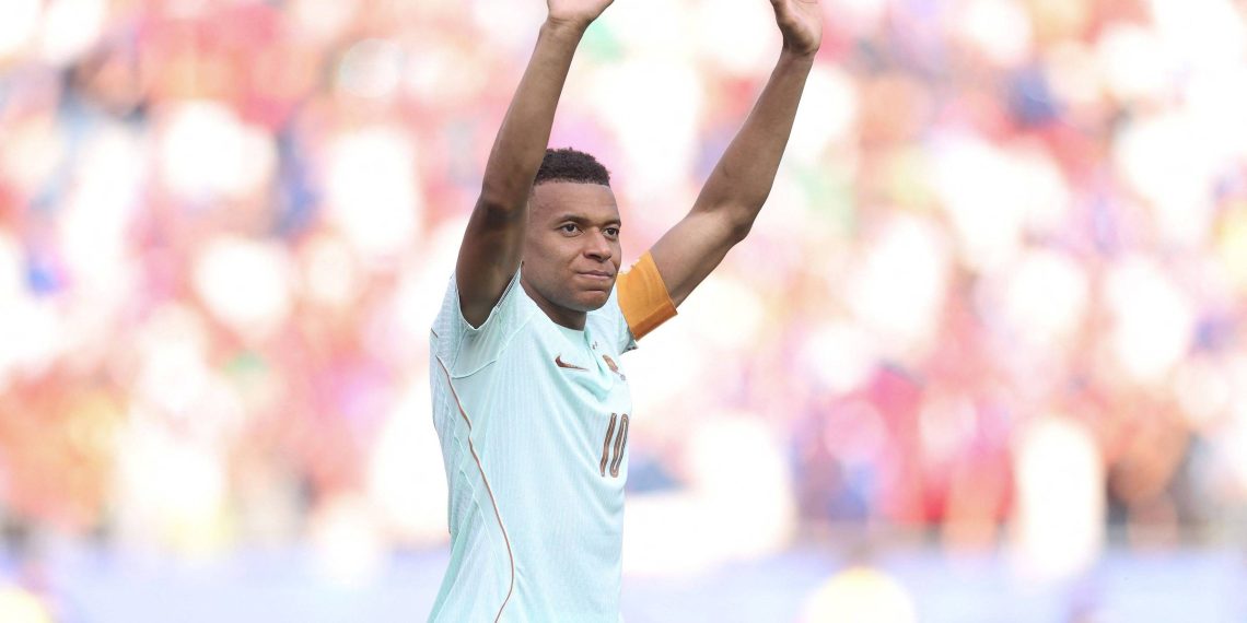 Mbappé tranquiliza torcida após substituição e diz que está bem para semifinais