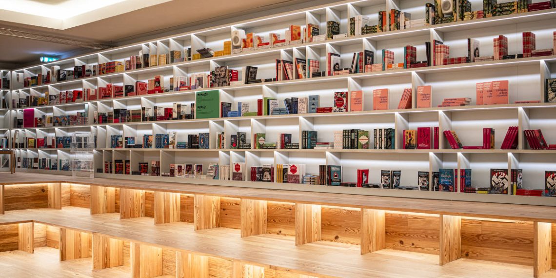 Dua Lipa abre biblioteca em Portugal em defesa da liberdade de expressão