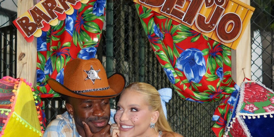 Virginia Fonseca e Vini Jr. promovem festa julina e posam na barraca do beijo