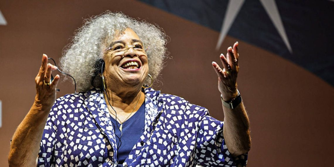 Na Flip, Angela Davis diz que Brasil não pode eleger Bolsonaros