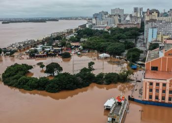 Rio Guaíba se aproxima da cota de alerta em Porto Alegre