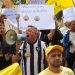 Camelôs protestam contra programa da prefeitura no Rio