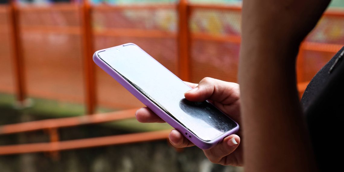 Metade dos adolescentes brasileiros passa mais tempo online do que gostaria, diz pesquisa