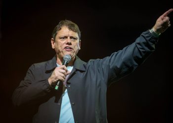 Tarcísio diz que hoje não colocaria boné de Trump e afirma acreditar nas urnas