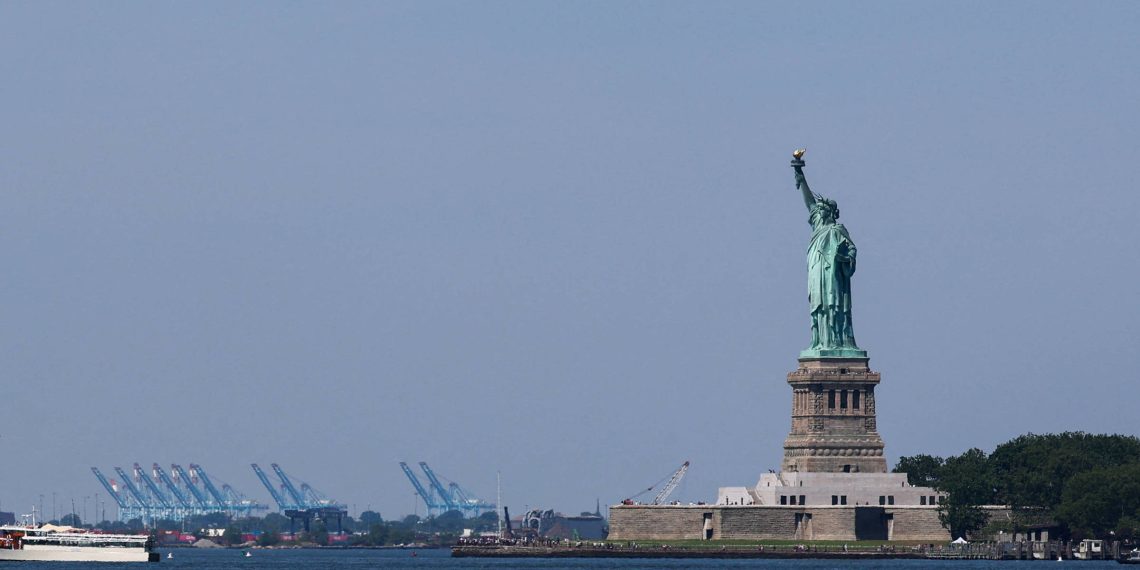 Mãe e filha morrem após barco virar perto da Estátua da Liberdade, em Nova York