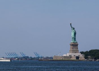 Mãe e filha morrem após barco virar perto da Estátua da Liberdade, em Nova York