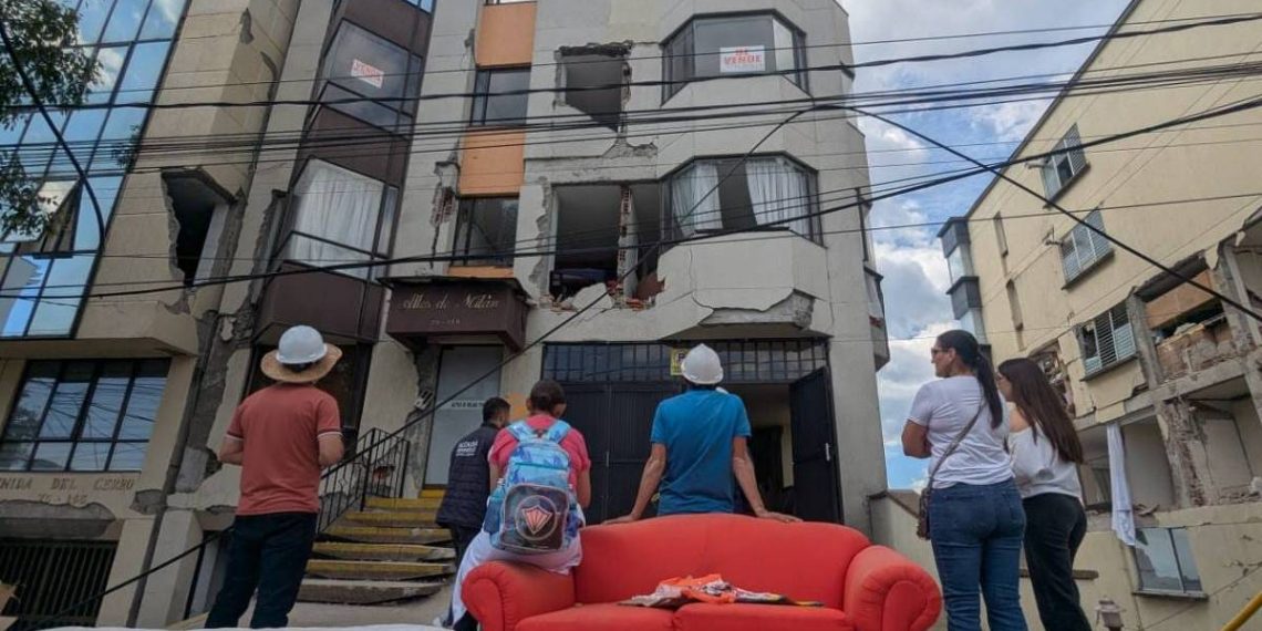Moradores empilham objetos nas ruas de cidade atingida pelo terremoto na Colômbia
