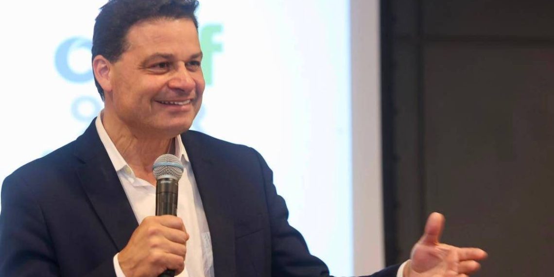 Candidato ao Governo do Paraná pelo PSD, Sandro Alex participa de sabatina Folha/UOL nesta segunda