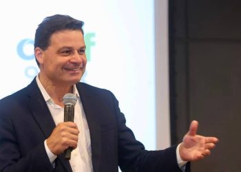 Candidato ao Governo do Paraná pelo PSD, Sandro Alex participa de sabatina Folha/UOL nesta segunda