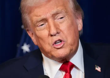 Trump assina decretos e restringe cidadania por nascimento
