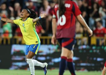 Câmara aprova lei com medidas para promover futebol feminino no país