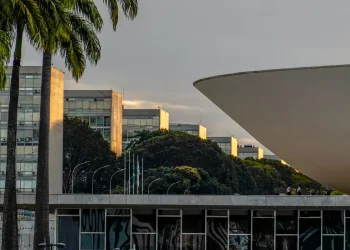 Líder do PT passa mal e Câmara suspende votações
