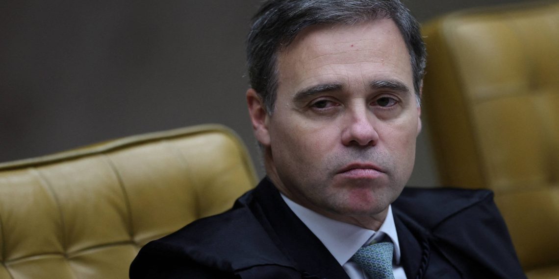 Defesa de Flávio fez 4 pedidos seguidos para caso ‘Dark Horse’ ficar com Mendonça em vez de Dino