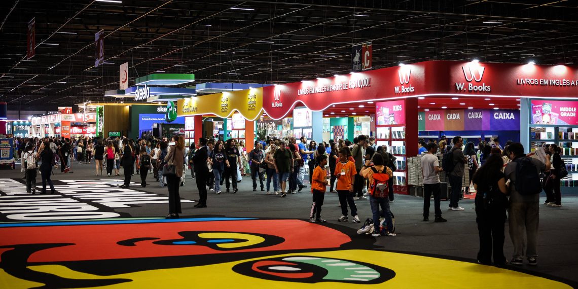 Bienal dá palco a ficção científica brasileira e ‘romances páprica’ em dia tranquilo
