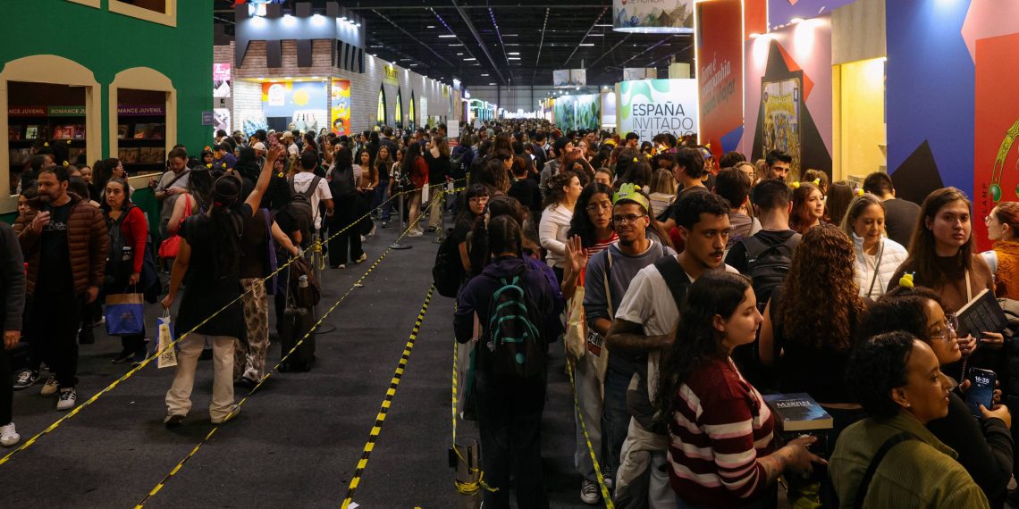 Bienal do Livro tem domingo marcado por filas, lotação e debate sobre obras eróticas