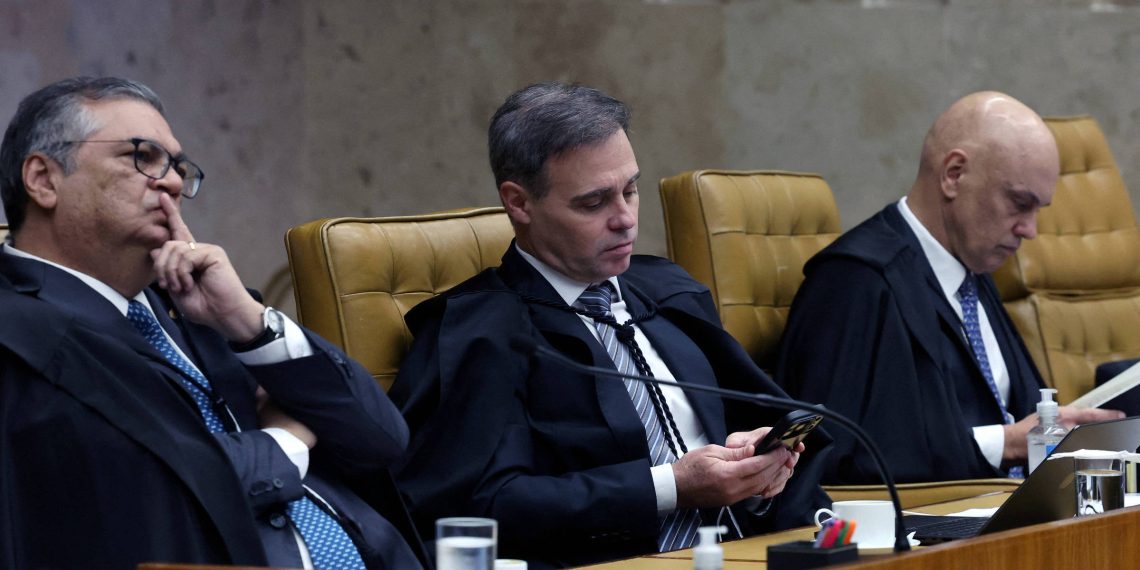 Supremo virou um despachante com arma no coldre